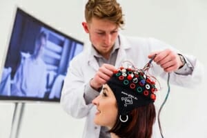 Eine Probandin wird ans EEG angeschlossen.