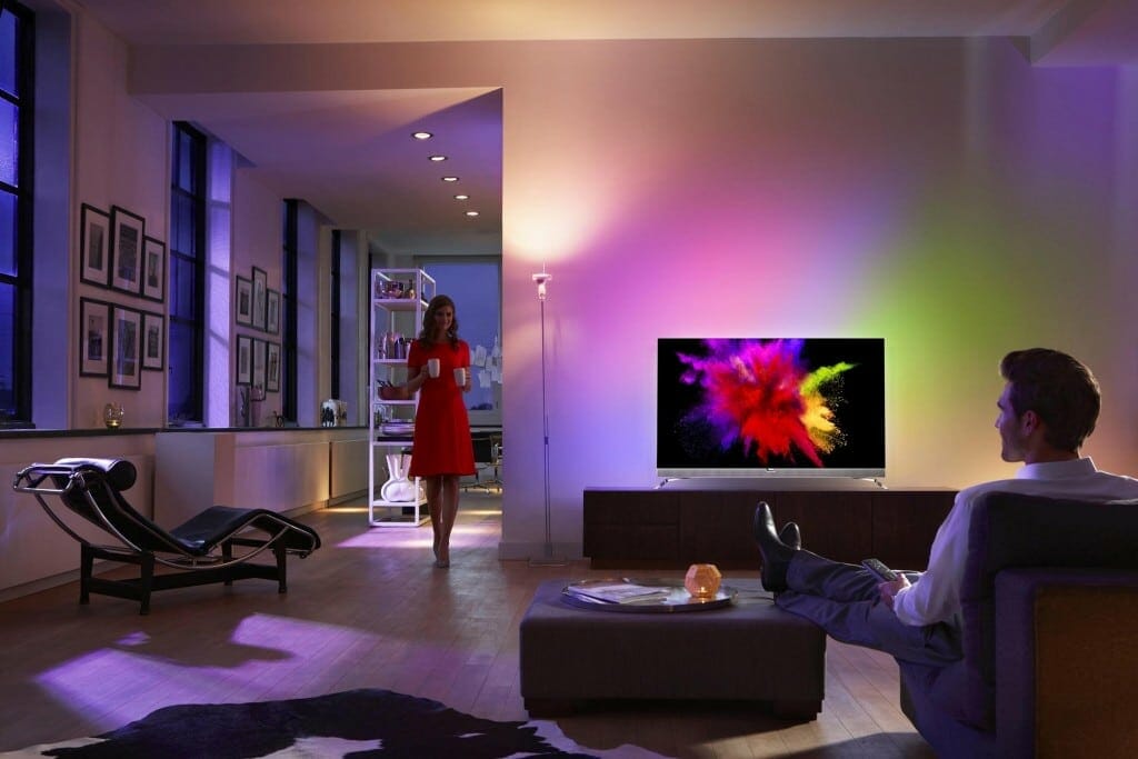 Der Philips 901F 4K OLED TV fügt sich perfekt in die kleine Wohnung von Hr. und Fr. Mustermann ein.