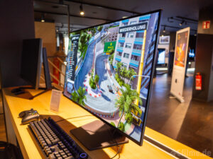 Der LG 32GS95UX-B 4K-OLED-Gaming-Monitor mit 480Hz-Bildmodus (Full HD) in der Perspektive