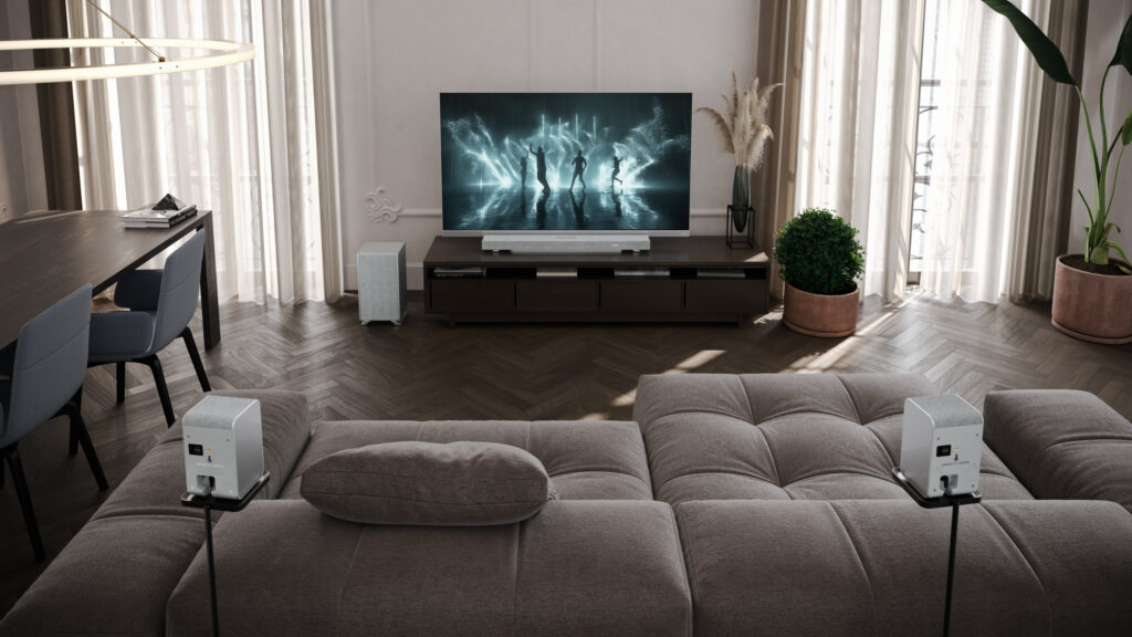 Die neuen Q-Soundbars von Sharp können mit Rears zu echten Surround-Sound-Anlagen ausgebaut werden.