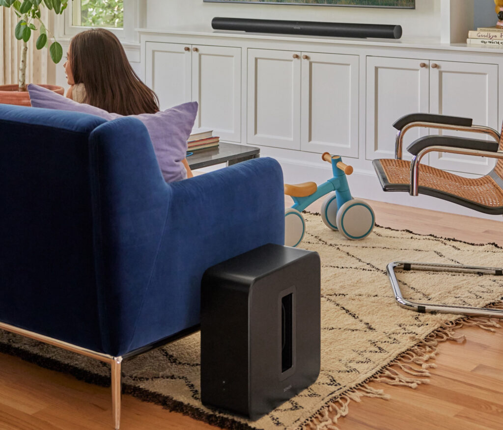 Der Sonos Sub 4 Subwoofer im Zusammenspiel mit der Sonos Art Ultra Soundbar