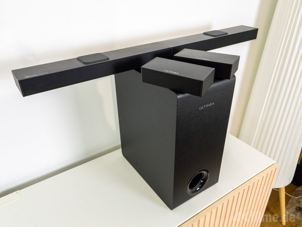 Das Design der Ultimea Nova S80 ist als schlicht und wertig zu bezeichnen. Die schlanken Maße der Soundbar machen eine Installation unter TV-Geräten mit niedrigem Standfuß möglich.