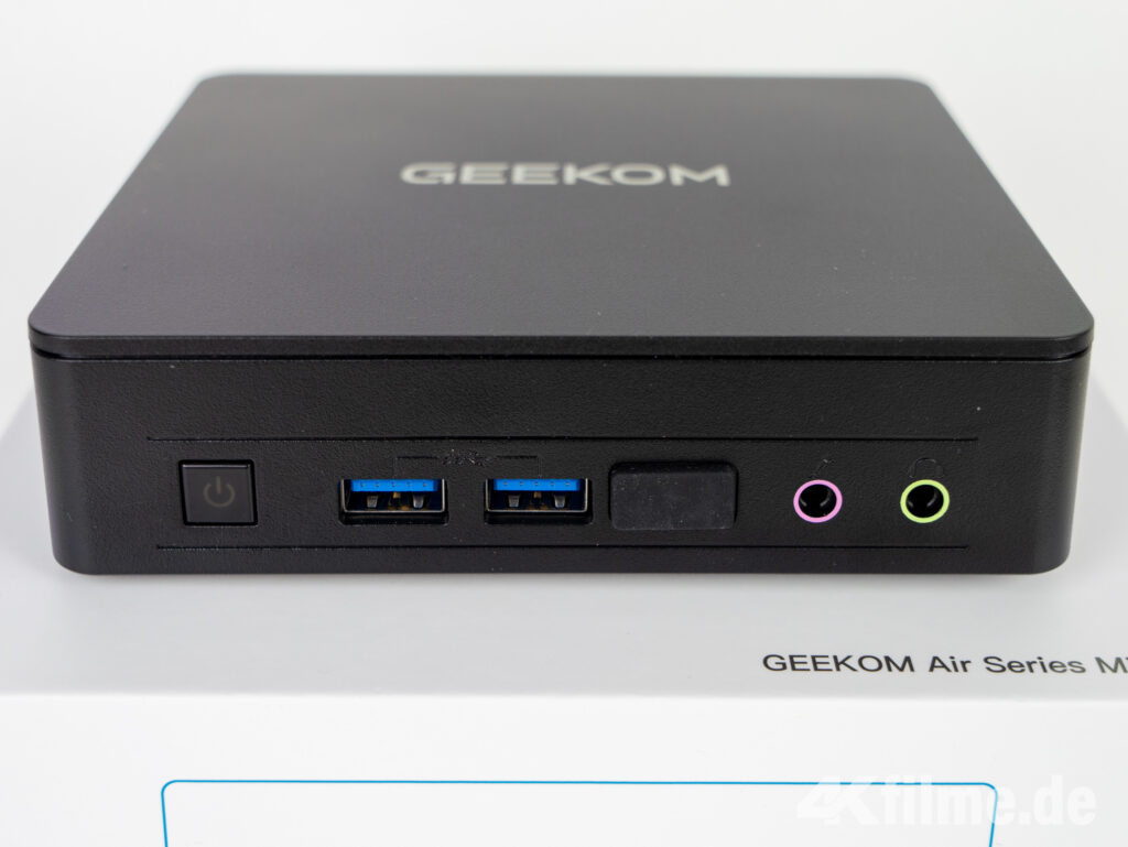 Die Front-Anschlüsse des Geekom Mini Air12 Lite mit zwei USB 3.0-Ports + Mikro- & Kopfhörer-Anschluss