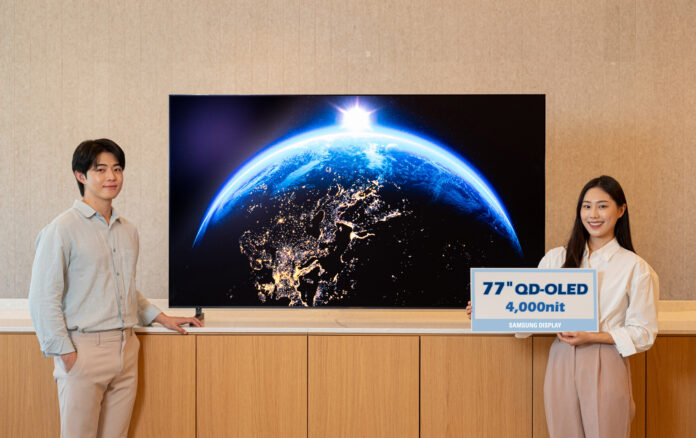 Die 77-Zoll-Variante der neuen Samsung QD-OLED-Fernseher 2025 (S95F) erreicht eine Spitzenhelligkeit von bis zu 4.000 nits