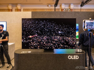 In der hellen Umgebung schafft es der Samsung S95F 4K OLED TV immer noch gute Kontraste und Schwarzwerte darzustellen