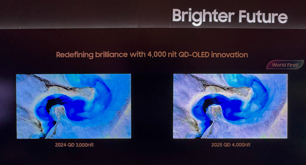 Rechts das neue QD-OLED-Display der mittlerweile 4. Generation (2025) - hier am Stand von Samsung Display