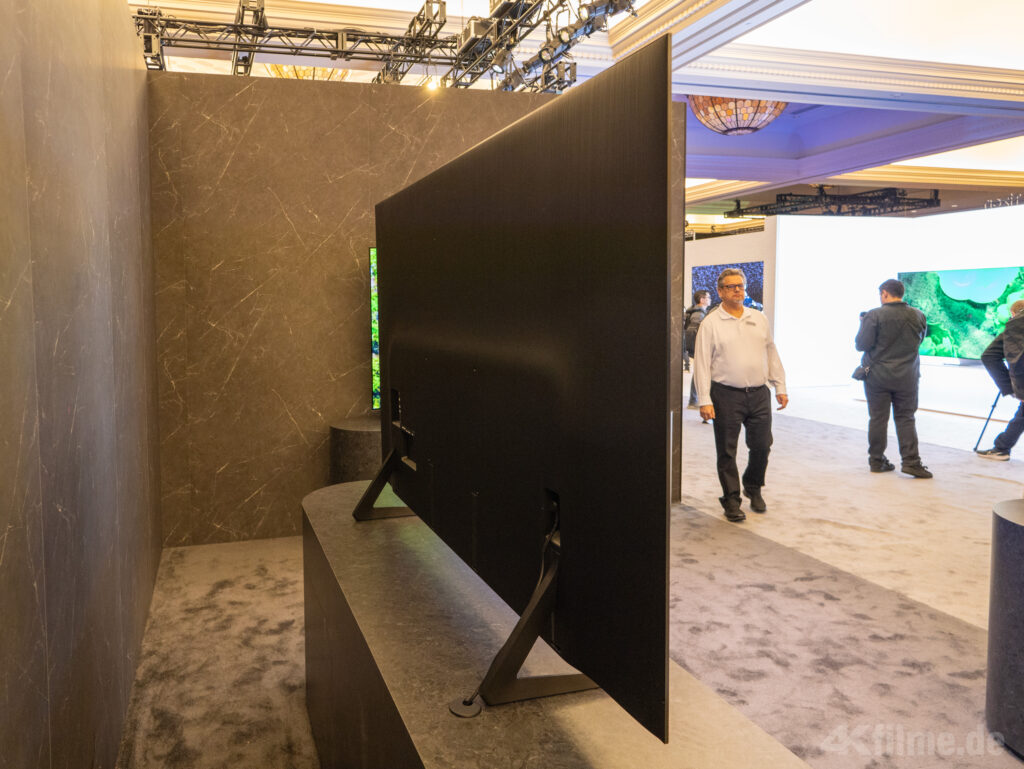 Das durchgehende Chassis des S85F 4K OLED TV ist ein deutlich erkennbares Design-Merkmal