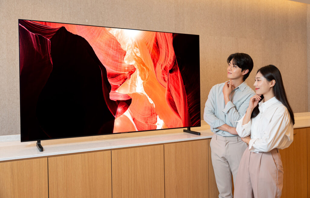 Der Samsung S95F 4K QD-OLED TV soll eine bis zu 30% höhere Spitzenhelligkeit und ein mattes Finish besitzen