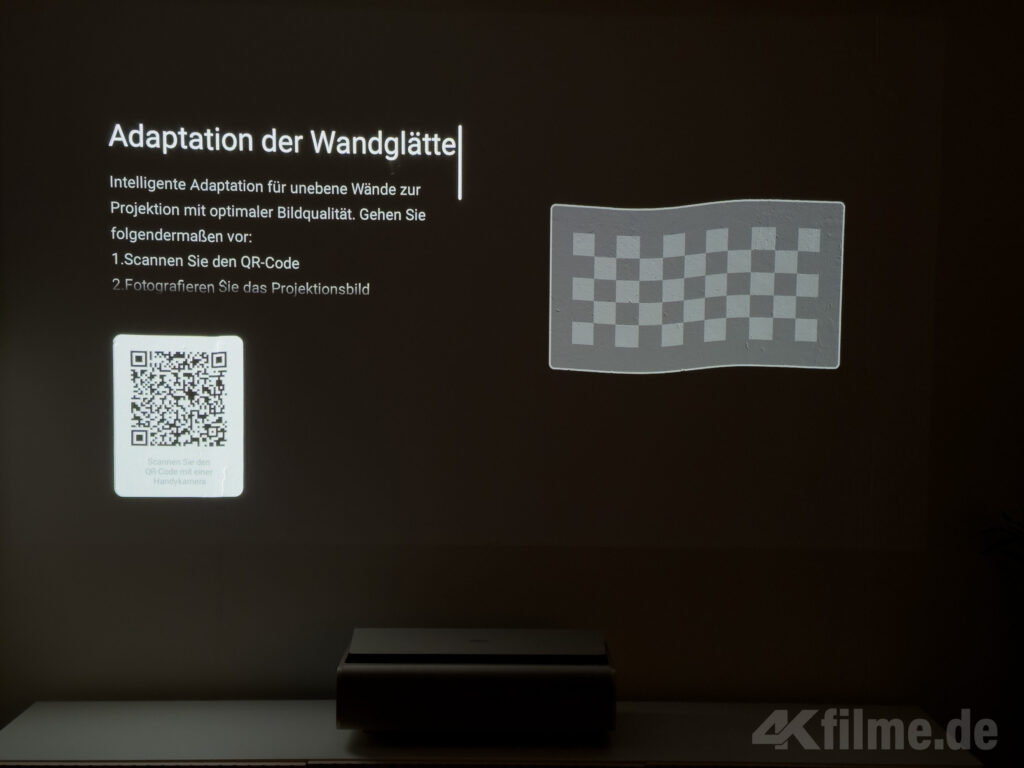 QR-Code scannen, Bild machen und schon lassen sich alle unebenheiten aus der Projektionsfläche (Wand) entfernen