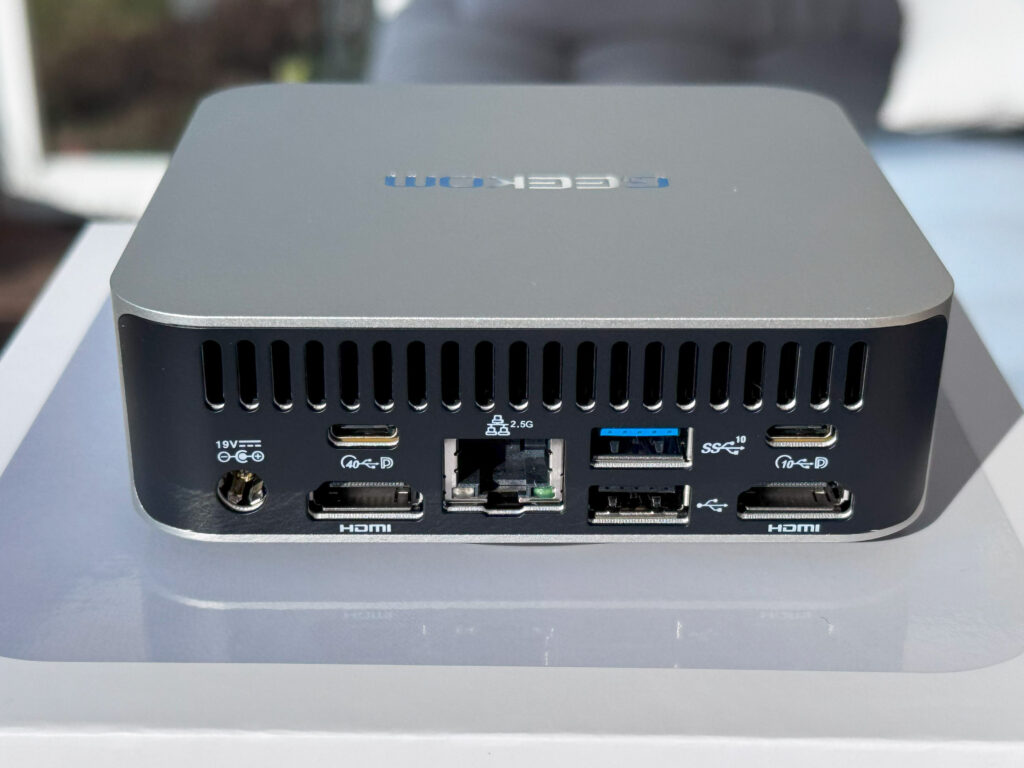 Anschlüsse auf der Rückseite (USB-C, HDMI 2.0) des Geekom A6 Mini-PC