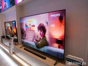 Die B8200 Soundbar in Aktion mit dem neuen Philips MLED950 TV