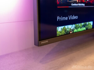 Der Philips PUS9000 The One 4K Ambilight TV ist in einem schlanken Rahmen eingefasst