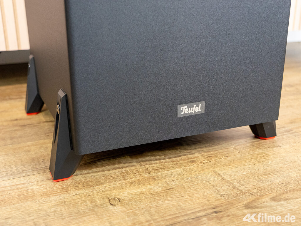 Die stabilen Standfüße des Teufel T10 Subwoofers ermöglichen auch eine n alternativen Aufbau